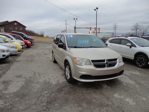 Used 2013 Dodge Grand Caravan image 2