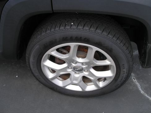 Used 2015 Jeep Renegade Latitude image 7