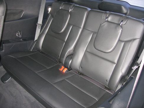Used 2023 Ford Explorer XLT AWD/4WD image 8