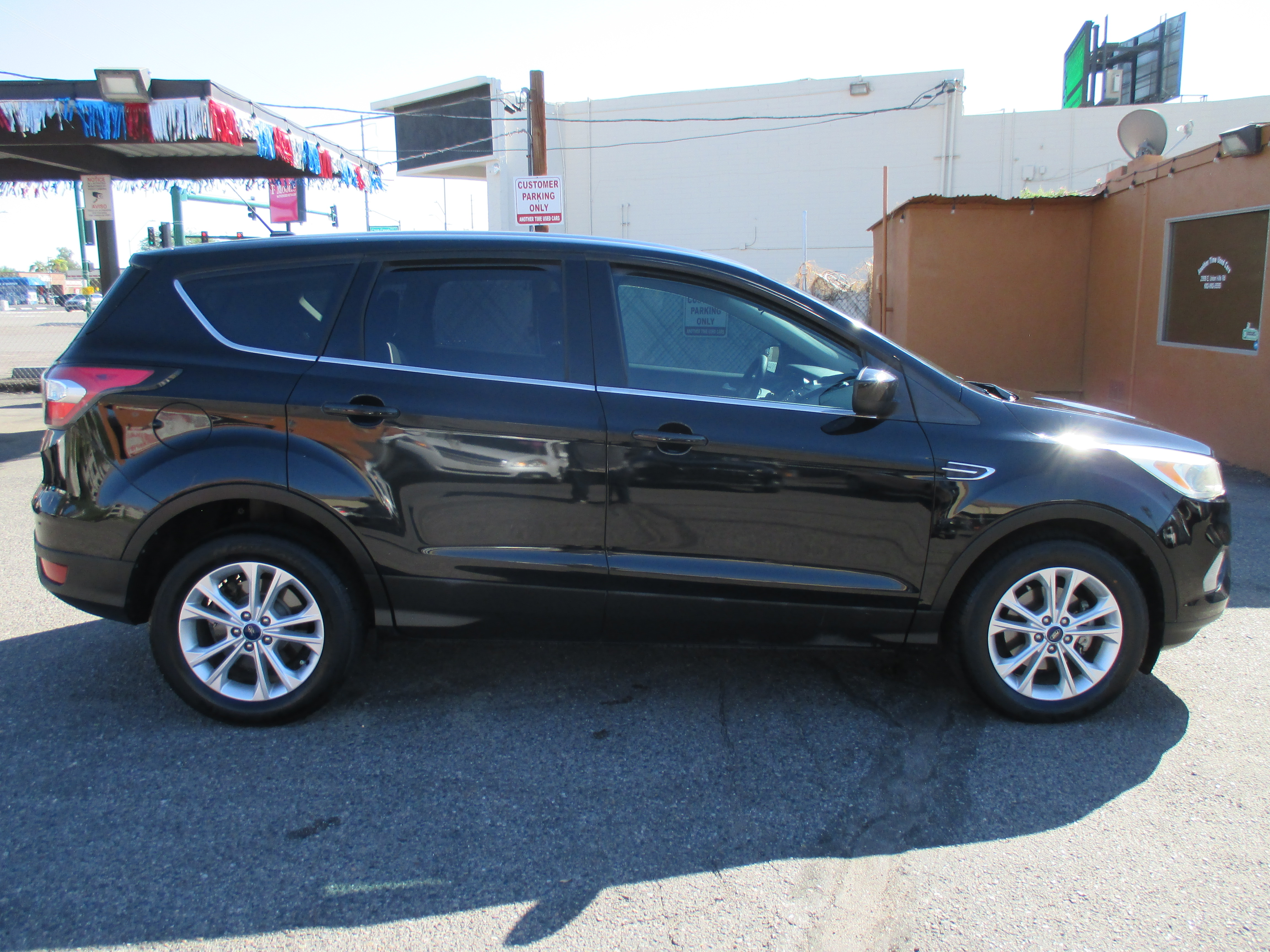 Used 2017 Ford Escape SE Sport Utility 4D FWD image 1