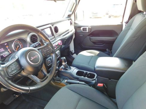 Used 2021 Jeep Gladiator Willys AWD/4WD image 9