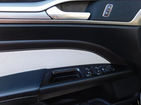 Used 2019 Ford Fusion SE image 13