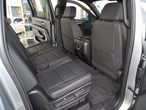 Used 2025 Chevrolet Suburban Z71 image 26
