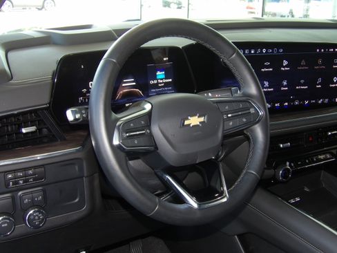 Used 2025 Chevrolet Suburban 2WD Premier image 15