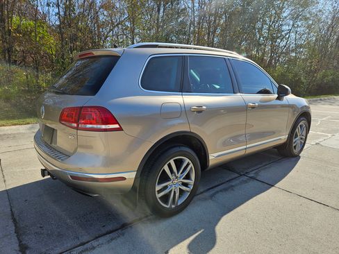 Used 2015 Volkswagen Touareg VR6 image 6