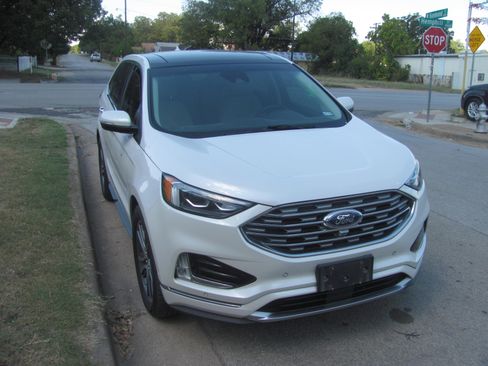 Used 2019 Ford Edge Titanium image 2