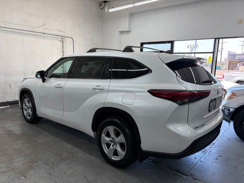 Used 2022 Toyota Highlander FWD LE V6 image 5