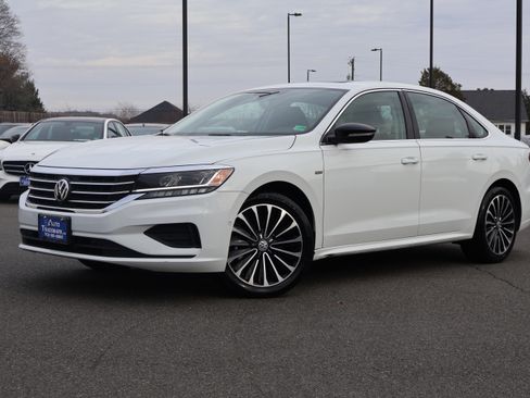 Used 2022 Volkswagen Passat Limited Edition image 2