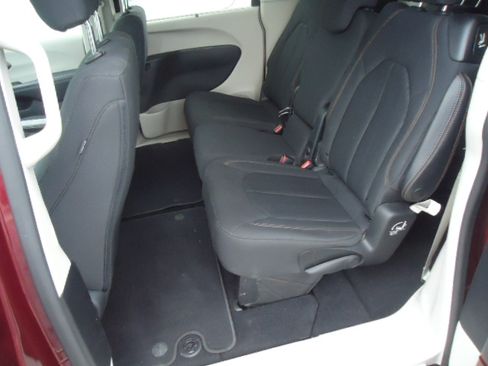 Used 2019 Chrysler Pacifica Touring Plus FWD image 7