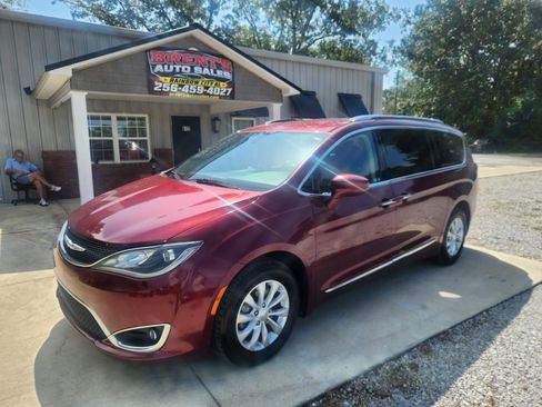 Used 2018 Chrysler Pacifica Touring-L FWD image 2