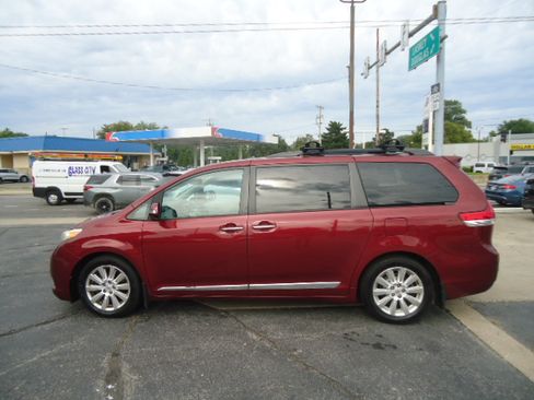 Used 2013 Toyota Sienna XLE Limited FWD image 5