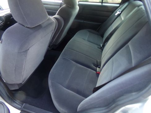 Used 2006 Ford Crown Victoria Police Interceptor image 12