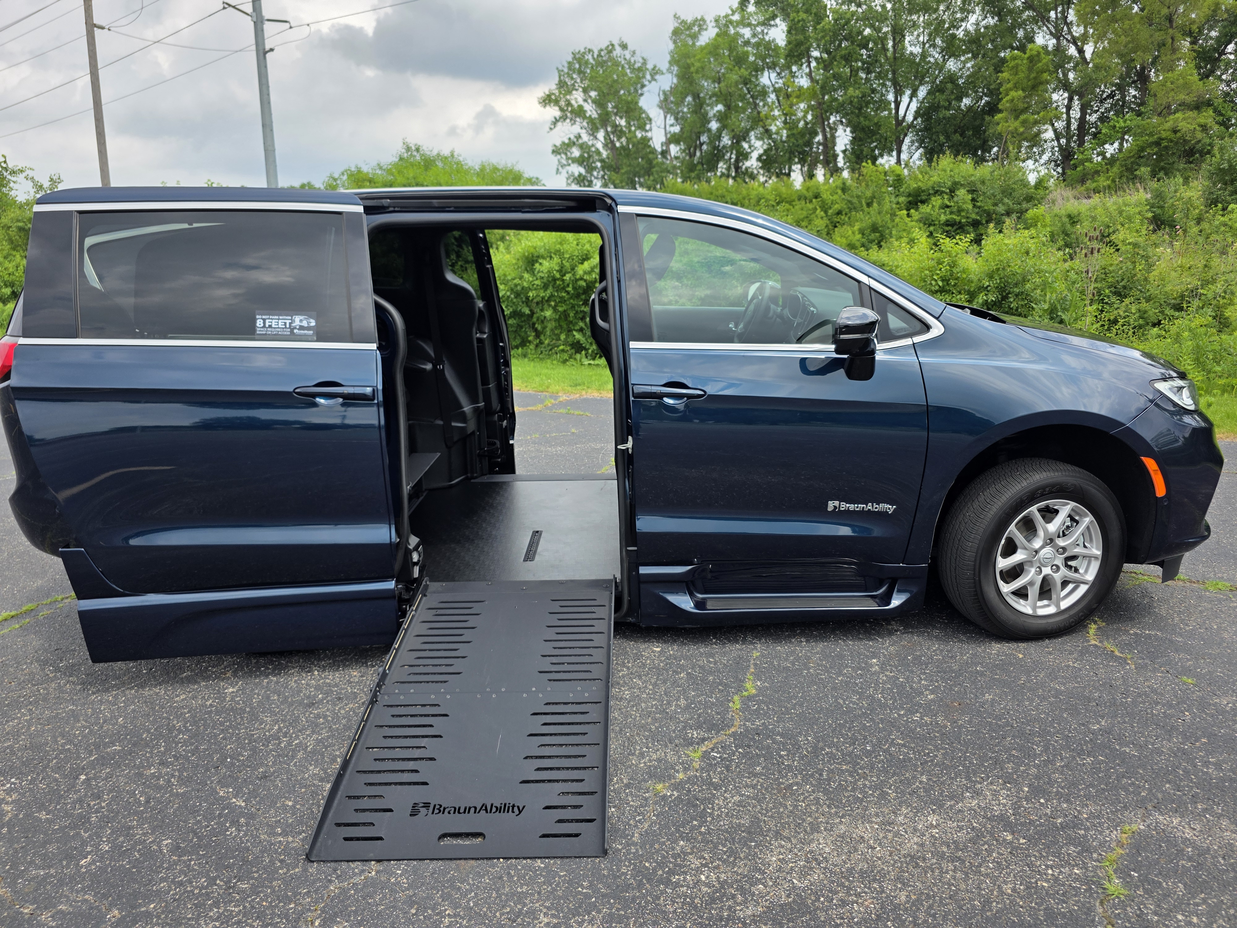 Used 2025 Chrysler Pacifica Select FWD image 2
