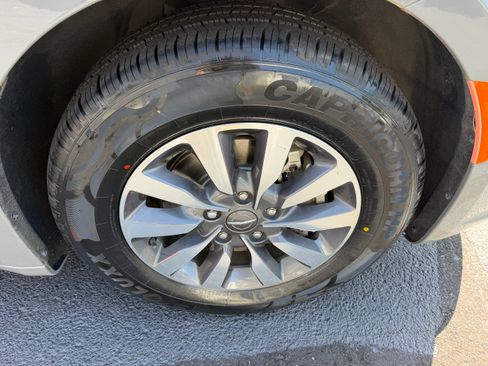 Used 2021 Chrysler Pacifica Touring-L FWD image 32