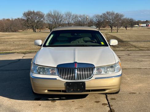 Used 2001 Lincoln Town Car Signature image 2