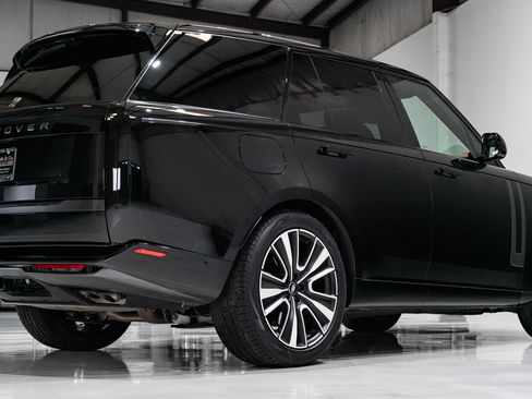 Used 2025 Land Rover Range Rover SE image 26