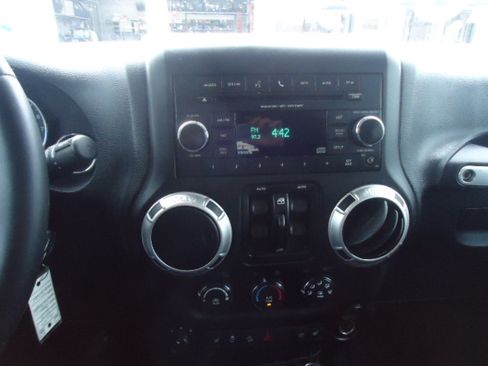 Used 2013 Jeep Wrangler Freedom Edition image 9