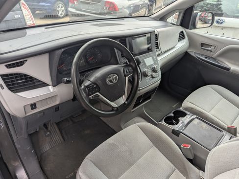 Used 2015 Toyota Sienna LE image 5