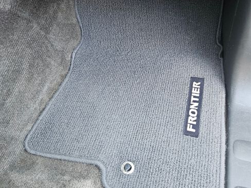 Used 2015 Nissan Frontier SV image 58