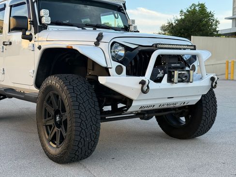 Used 2015 Jeep Wrangler 4WD Unlimited Sahara image 60