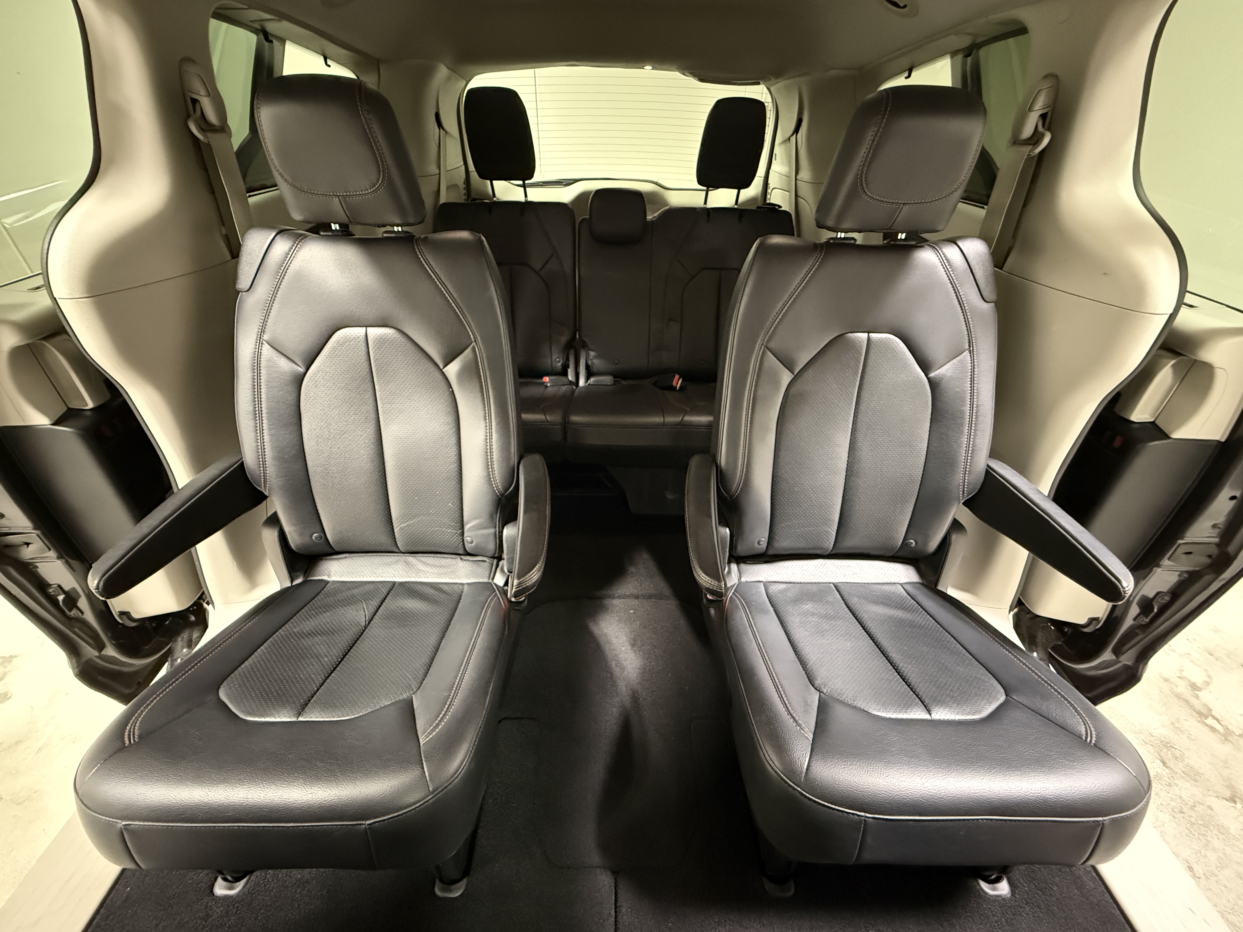 Used 2018 Chrysler Pacifica Touring-L FWD image 30