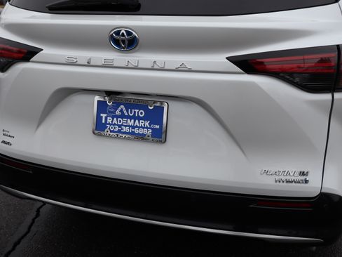 Used 2024 Toyota Sienna Platinum image 11