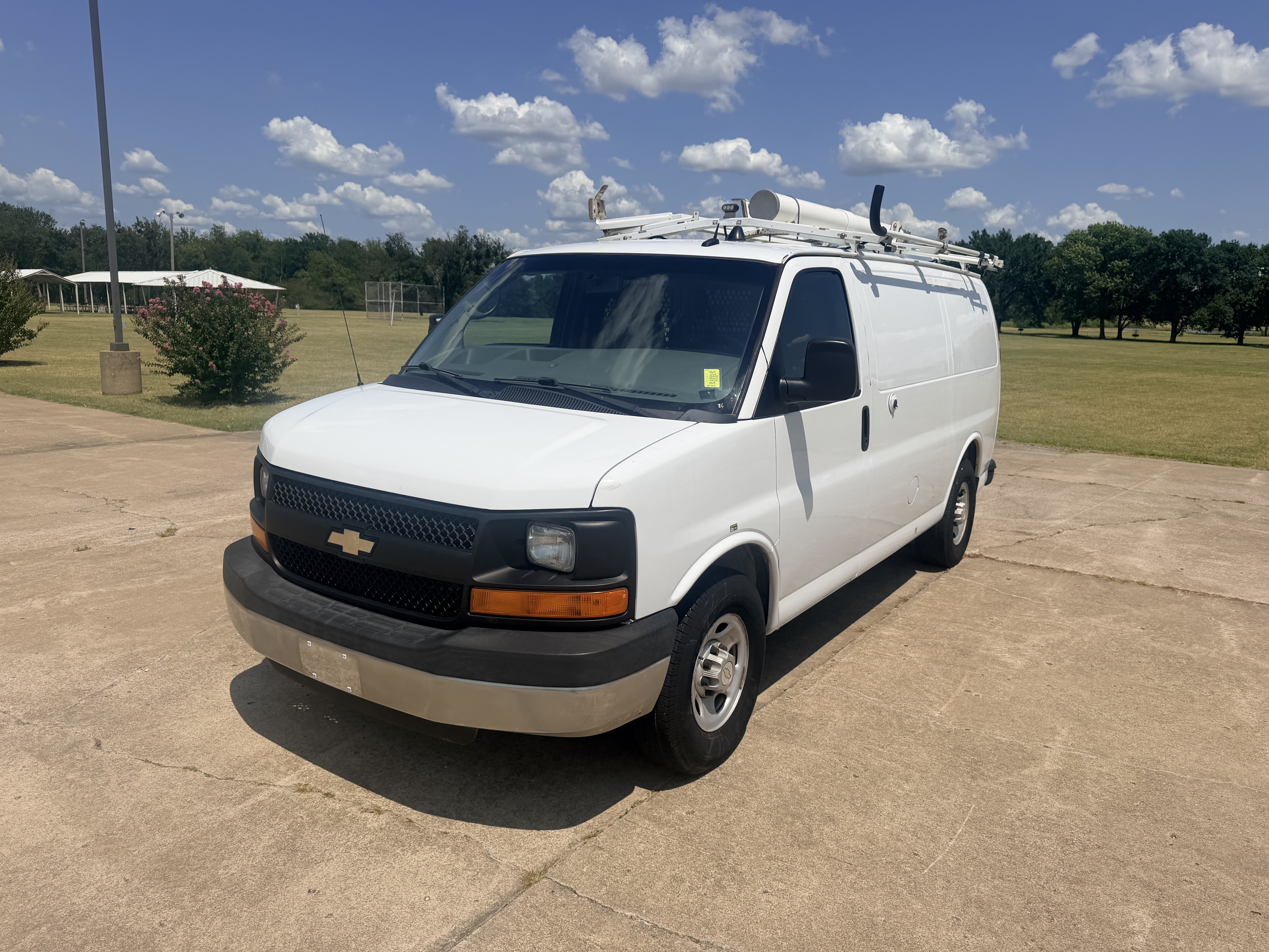 Used 2014 Chevrolet Express 2500 RWD image 1