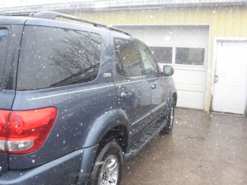 Used 2005 Toyota Sequoia SR5 image 4