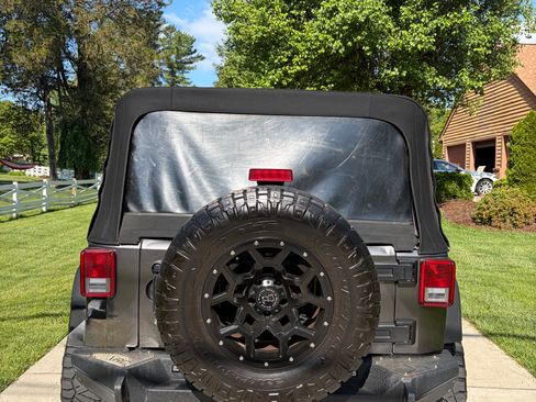 Used 2018 Jeep Wrangler JK 4WD Unlimited Sport image 3