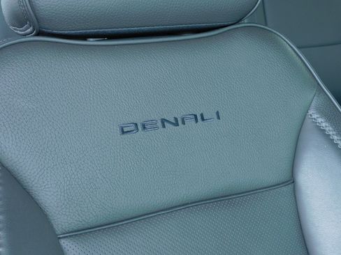 Used 2025 GMC Yukon XL 2WD Denali image 5