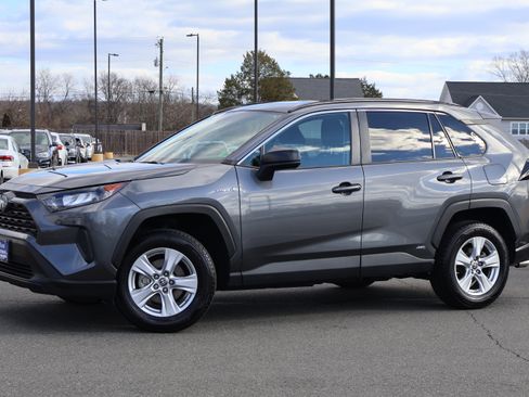 Used 2021 Toyota RAV4 LE image 2