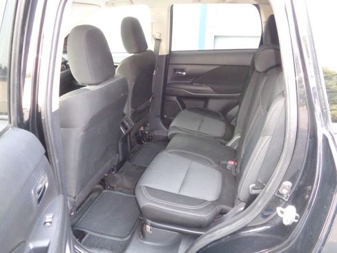Used 2020 Mitsubishi Outlander AWD image 5