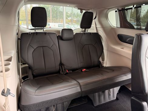 Used 2017 Chrysler Pacifica Touring-L Plus image 16