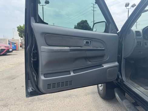 Used 2002 Nissan Frontier 2WD Crew Cab image 22
