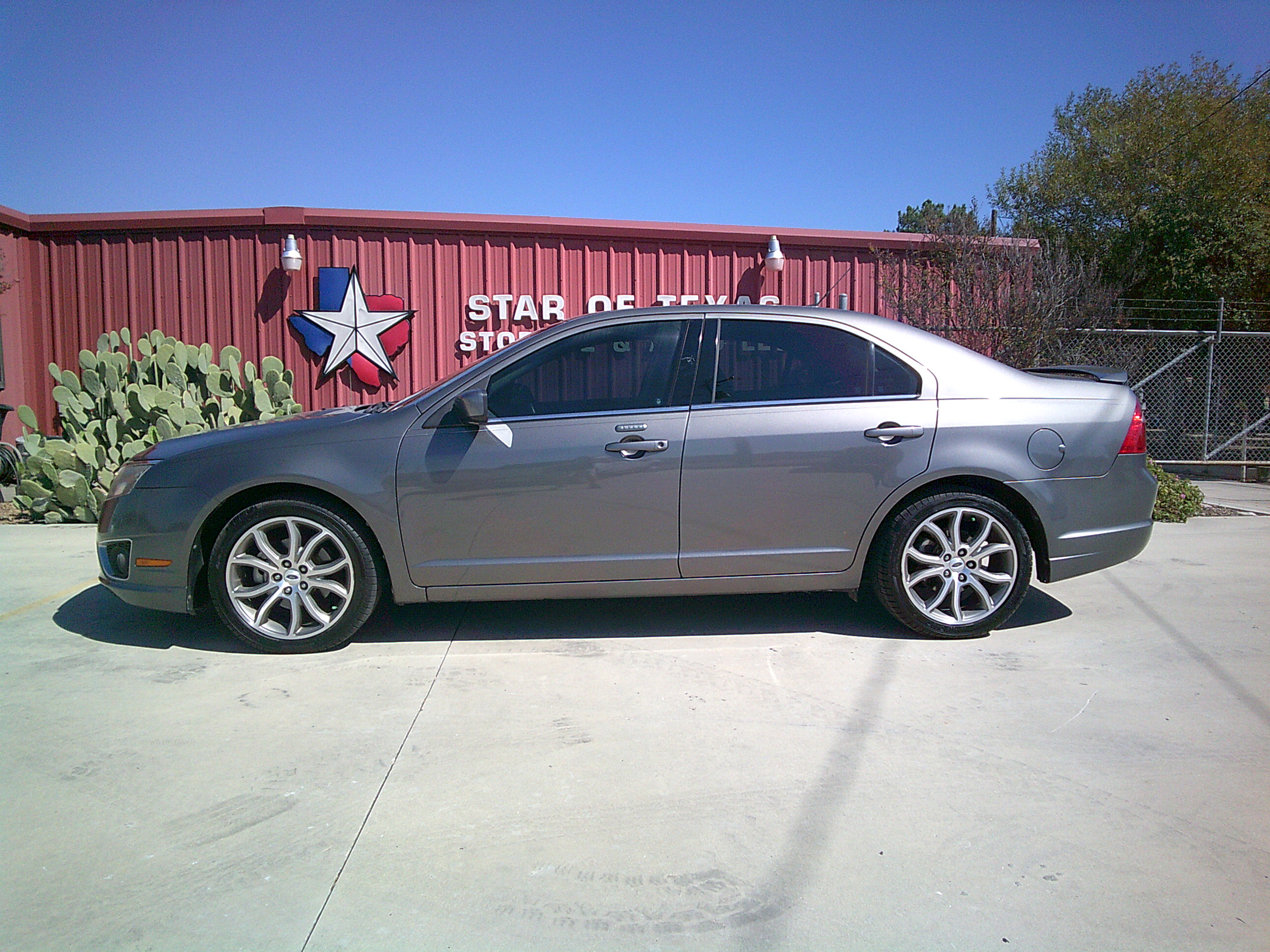 Used 2011 Ford Fusion SEL FWD image 2