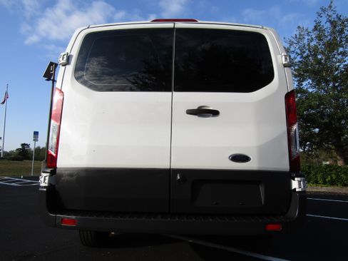 Used 2017 Ford Transit 250 image 4