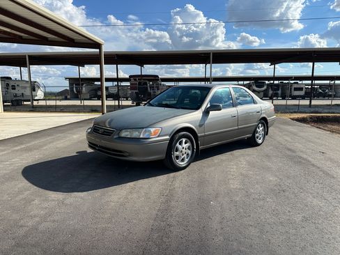 Used 2001 Toyota Camry UNAVAIL FWD image 1