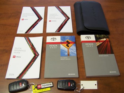 Used 2024 Toyota Venza Limited image 19