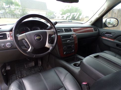 Used 2014 Chevrolet Suburban LT image 9