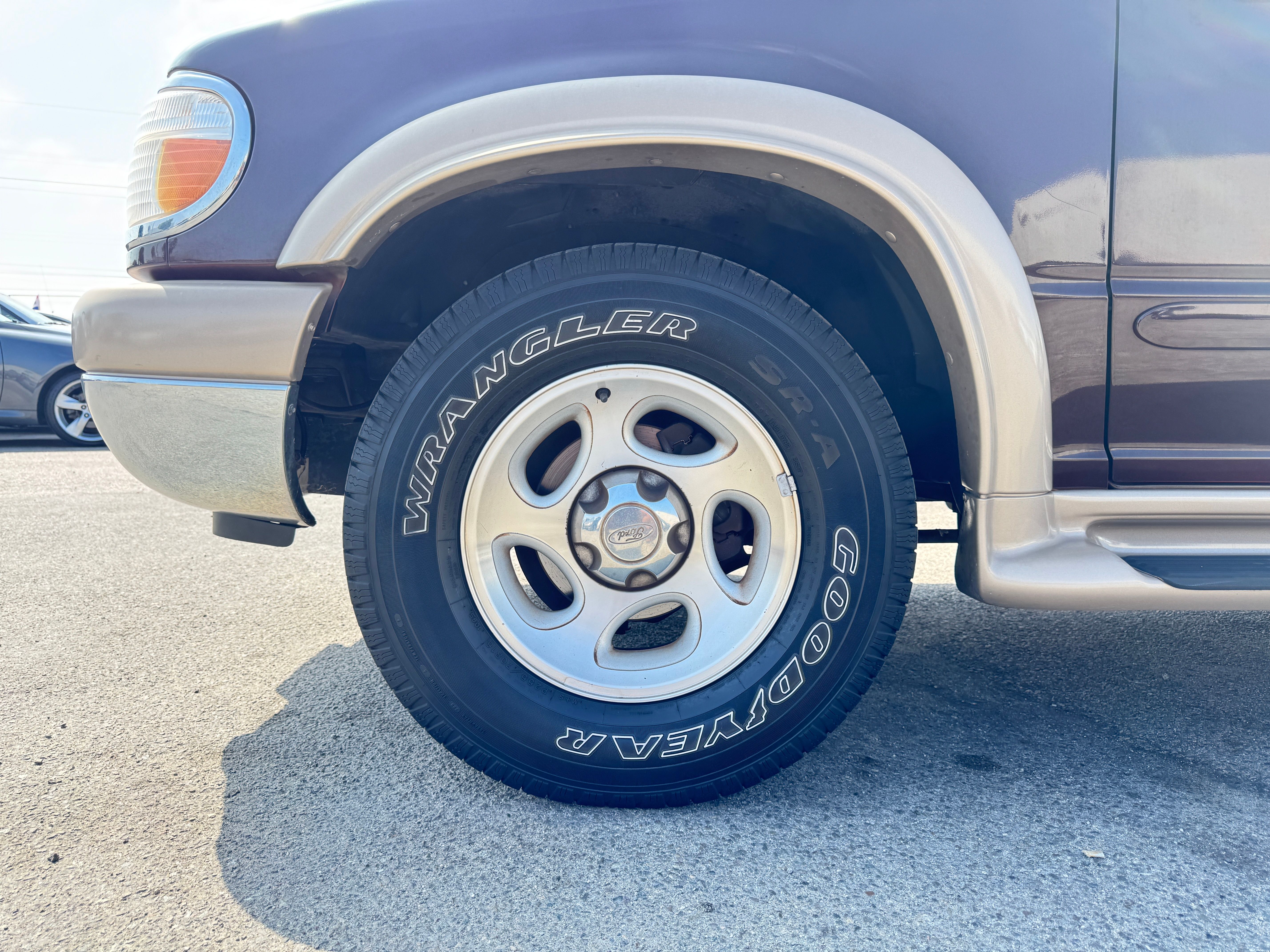 Used 2000 Ford Explorer 2WD Eddie Bauer image 14