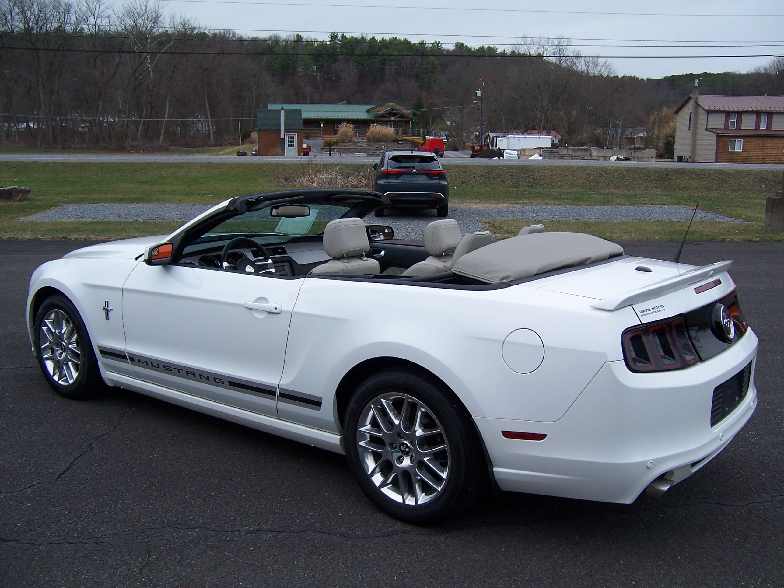 Used 2013 Ford Mustang Premium RWD image 11