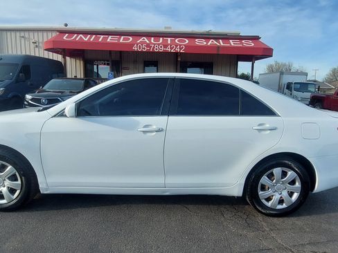 Used 2009 Toyota Camry LE image 1