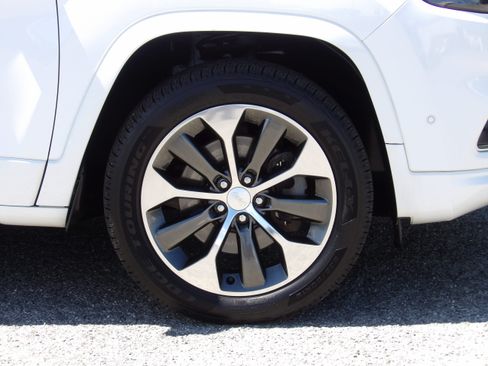 Used 2019 Jeep Cherokee 4WD Overland image 11