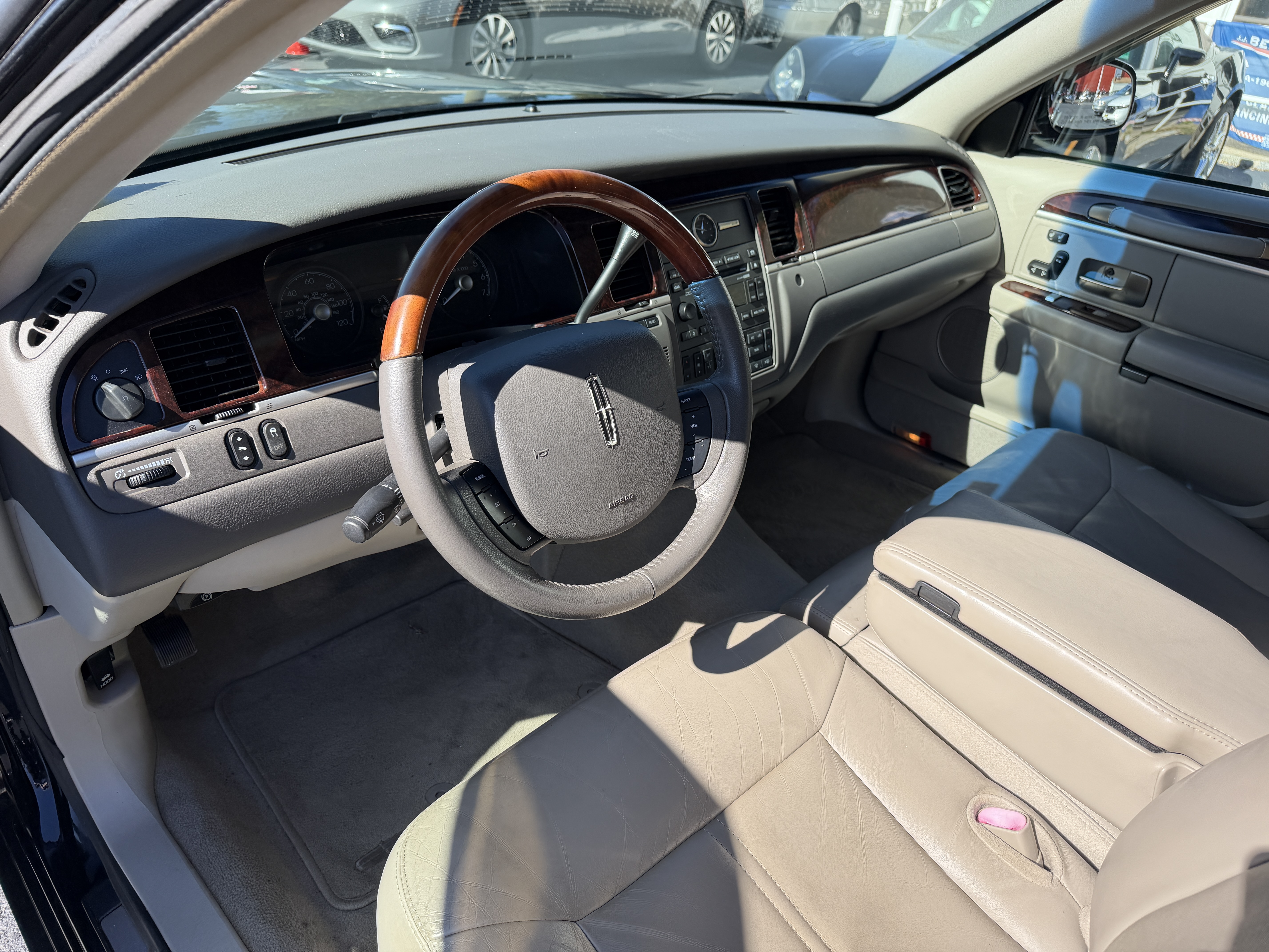 Used 2011 Lincoln Town Car Signature Limited RWD image 5