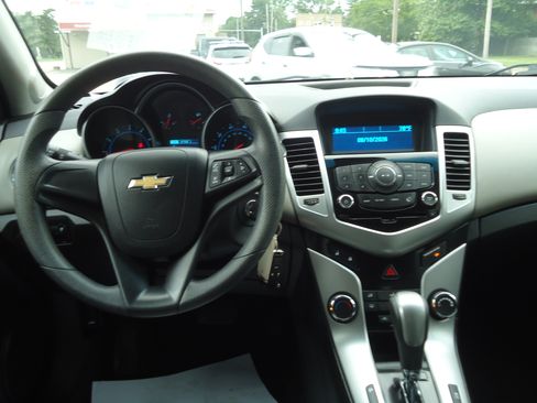 Used 2013 Chevrolet Cruze LS FWD image 7