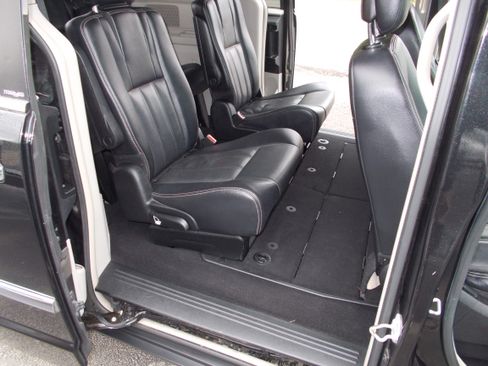 Used 2014 Chrysler Town & Country Touring-L image 18