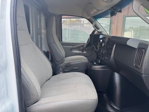 Used 2020 Chevrolet Express 3500 image 19