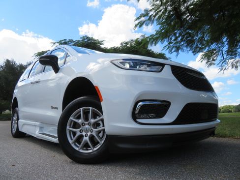 Used 2024 Chrysler Pacifica Touring-L FWD image 6