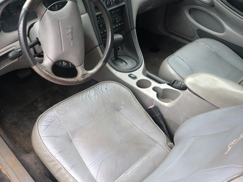Used 2003 Ford Mustang Convertible RWD image 3