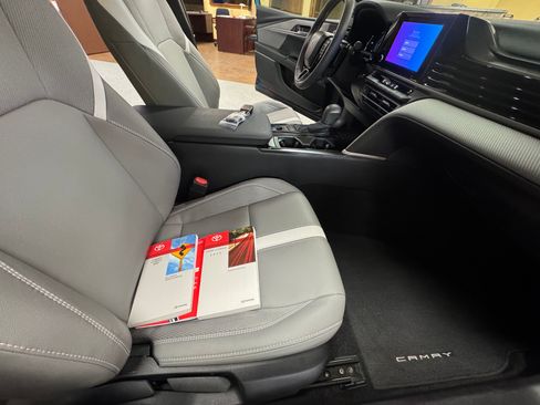 Used 2025 Toyota Camry SE image 10